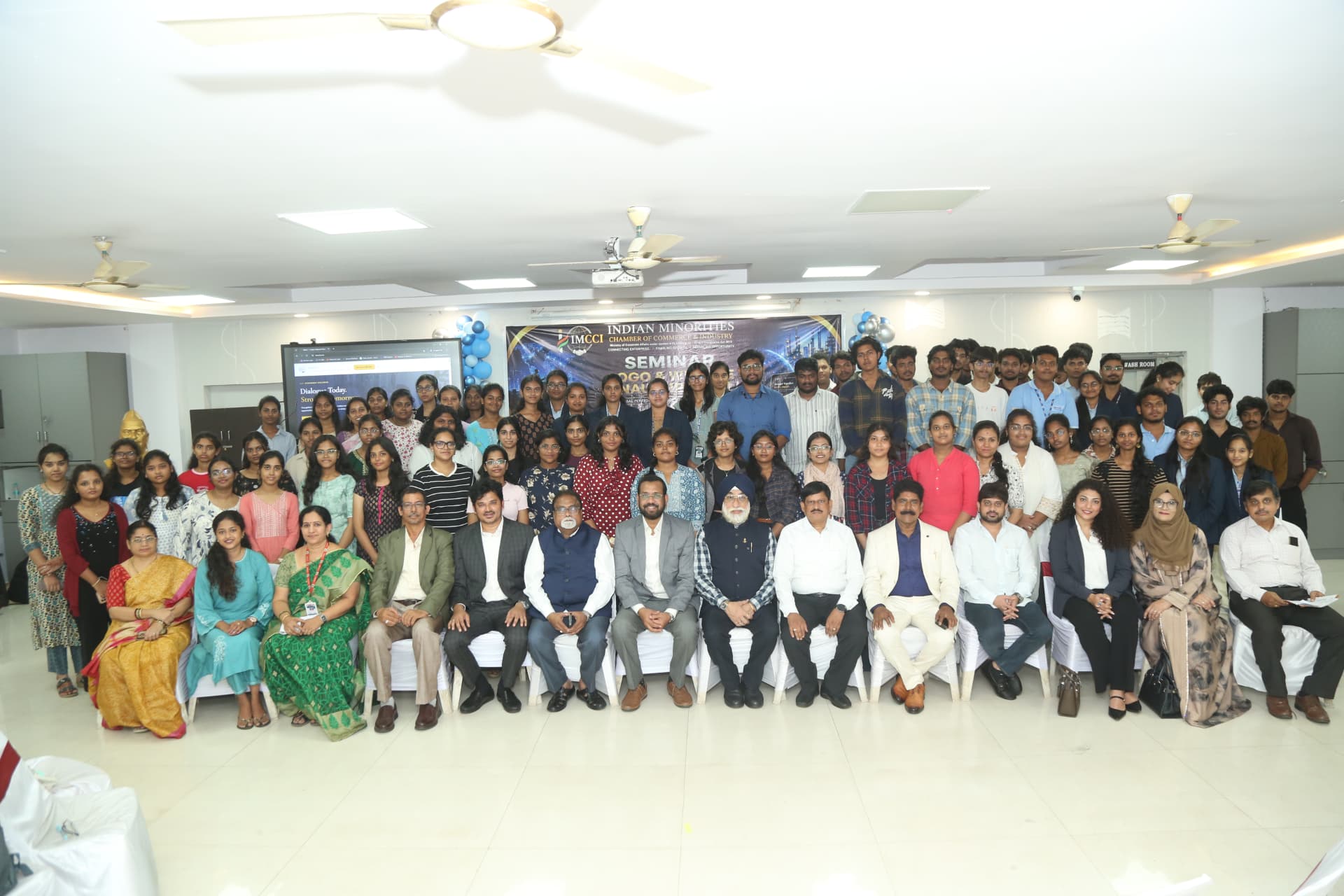 Leadership, dignitaries, participants and students together in the full group photograph at the IMCCI launch
